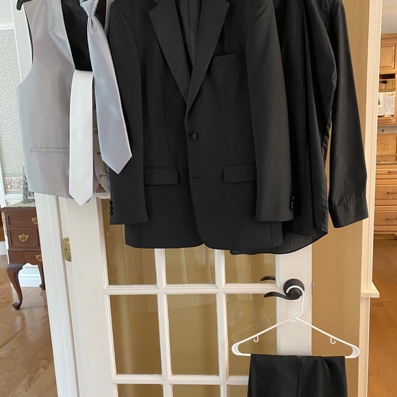 Men's 6 Piece Black Tux - Size 40 Regular - Picture 8 of 10